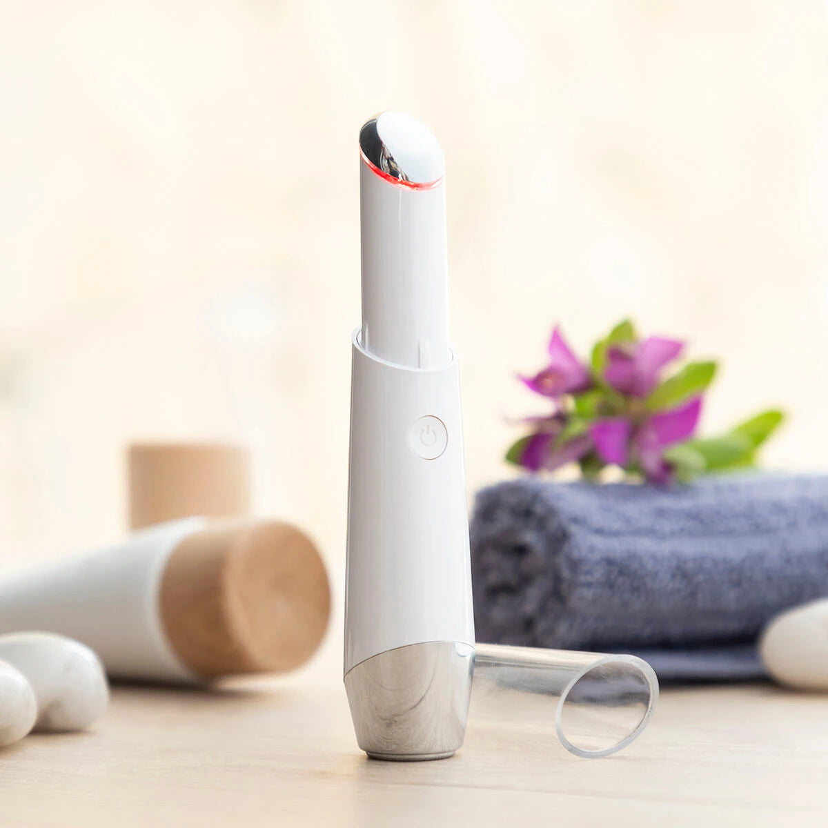 Anti-ageing Eye Massager with Phototherapy, Thermotherapy and Vibration Therey InnovaGoods product packaging